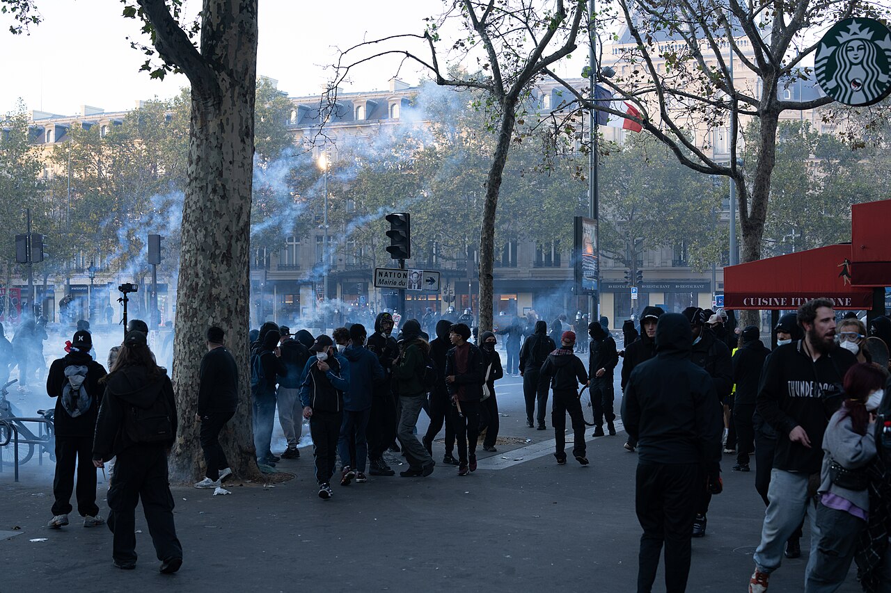 Manifestantes e gás lacrimogéneo na Place de la République, em Paris, a 17 de outubro de 2026